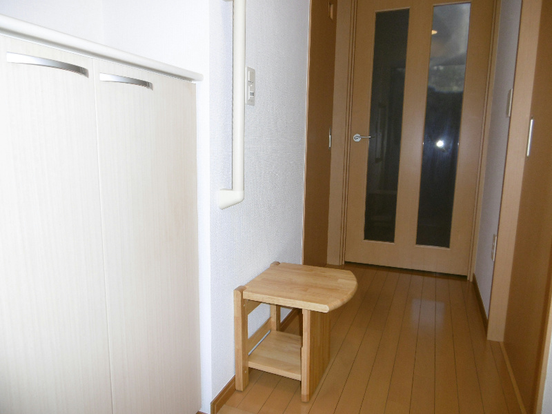 オアシスガーデン 玄関には腰掛があります。