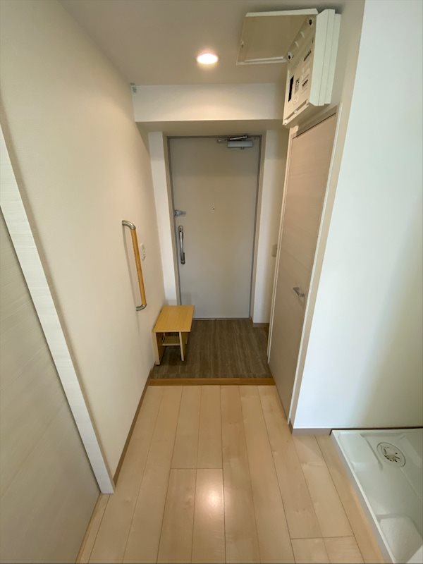 サンシャインみやび 折り畳み式ベンチ設置ですので、手荷物や腰掛等にご利用できます。