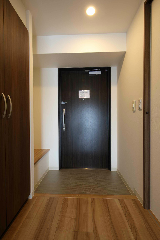 ニッコービル磯子 すべてのお部屋に腰掛椅子があり、手荷物や腰をかけられる仕様です。